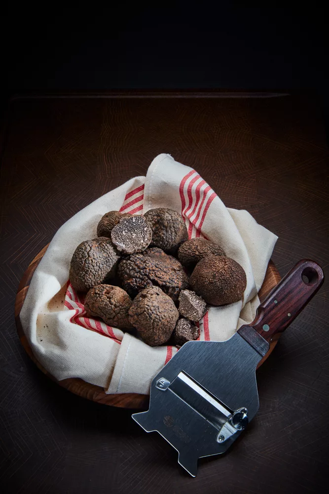 Trufas negras de Italia en una cesta forrada de lino